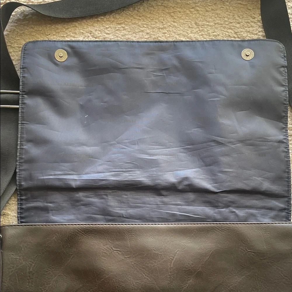 Kenneth Cole Reaction Black Messenger Bag - Picture 4 of 9